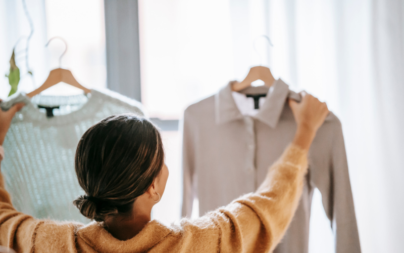 秋のお家デートに向けて、洋服を選んでいる女性の後ろ姿