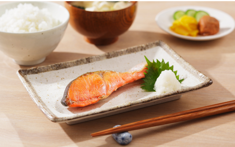 白いお皿に乗った鮭の塩焼き
