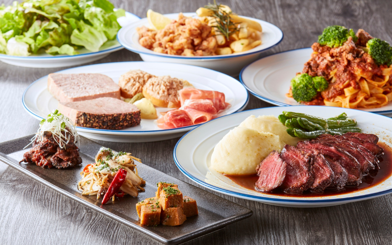 食卓に並ぶ様々な肉料理
