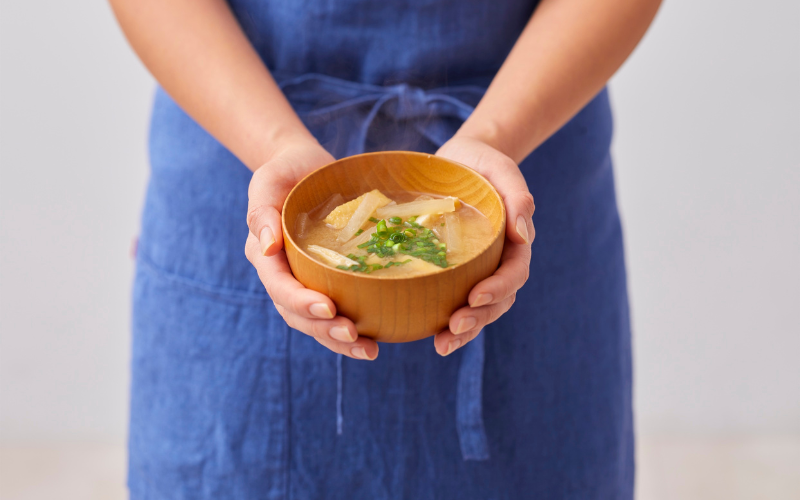 お味噌汁を持ったお母さんお手元