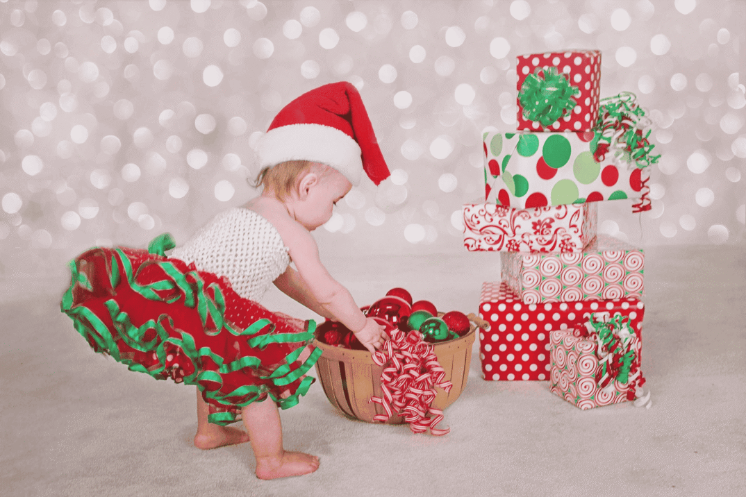 クリスマスプレゼントを並べる子供の画像