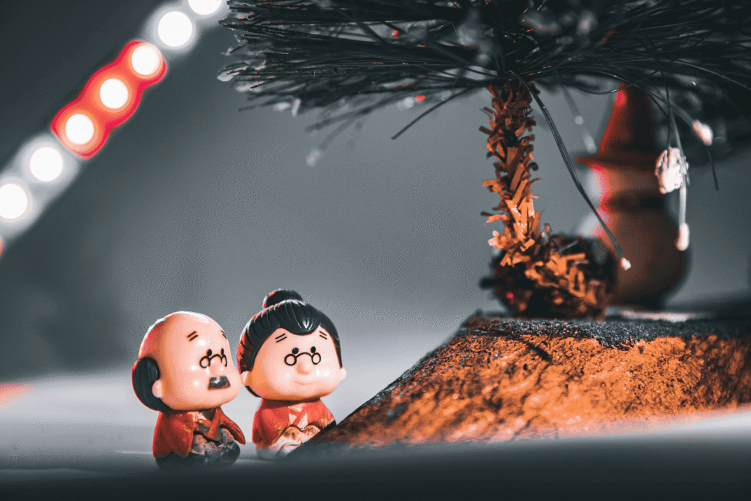 老夫婦のキャラクターとクリスマスツリーの画像