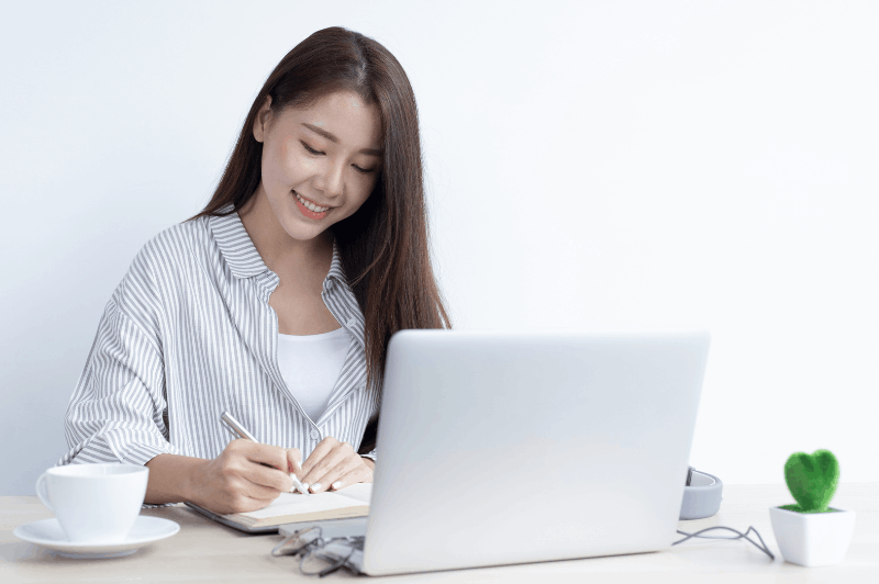 資格取得のため勉強を始める女性