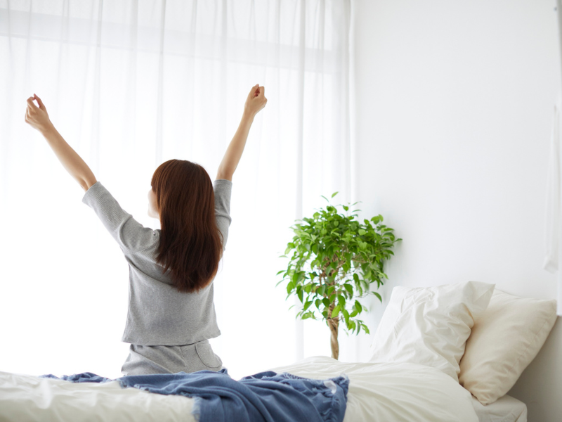 朝起きてやる気を出す女性