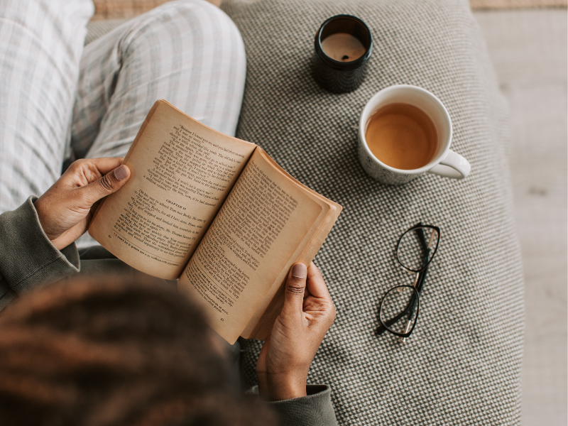 朝活で読書をする女性
